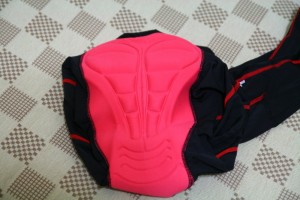 Cozy Pad+ Esquire一體成型3D褲墊,觸摸質感很舒服,騎乘一趟下來,褲墊一樣很貼身。